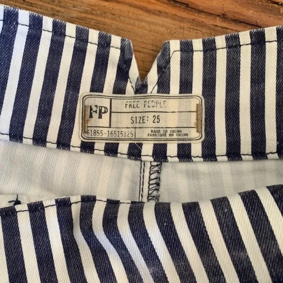 NWOT. Free People Blue and White Stripe Cuffed Side Zip Mariner Shorts. Size 25. - Picture 6 of 7